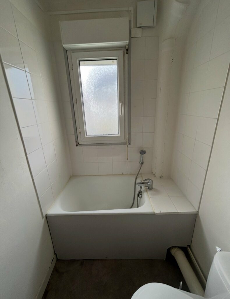 Ancienne baignoire avant son remplacement par une douche