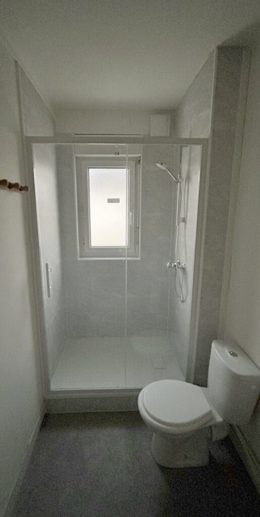 Douche installée à la place d'une baignoire, salle d'eau rénovée par S PRO BAT