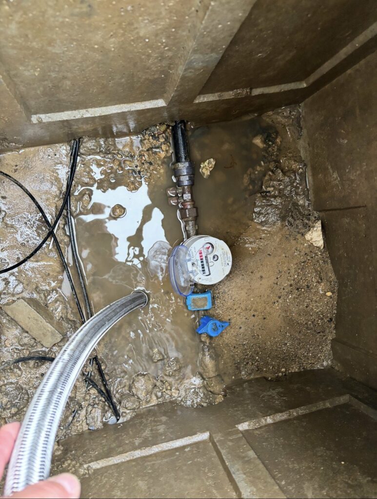 Fuite après compteur d'eau dans le regard à Troarn, intervention S PRO BAT
