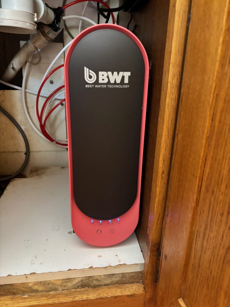 Osmoseur BWT installé sous un évier