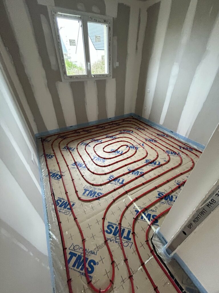 Plancher chauffant en spirale dans une chambre de maison neuve à Frénouville