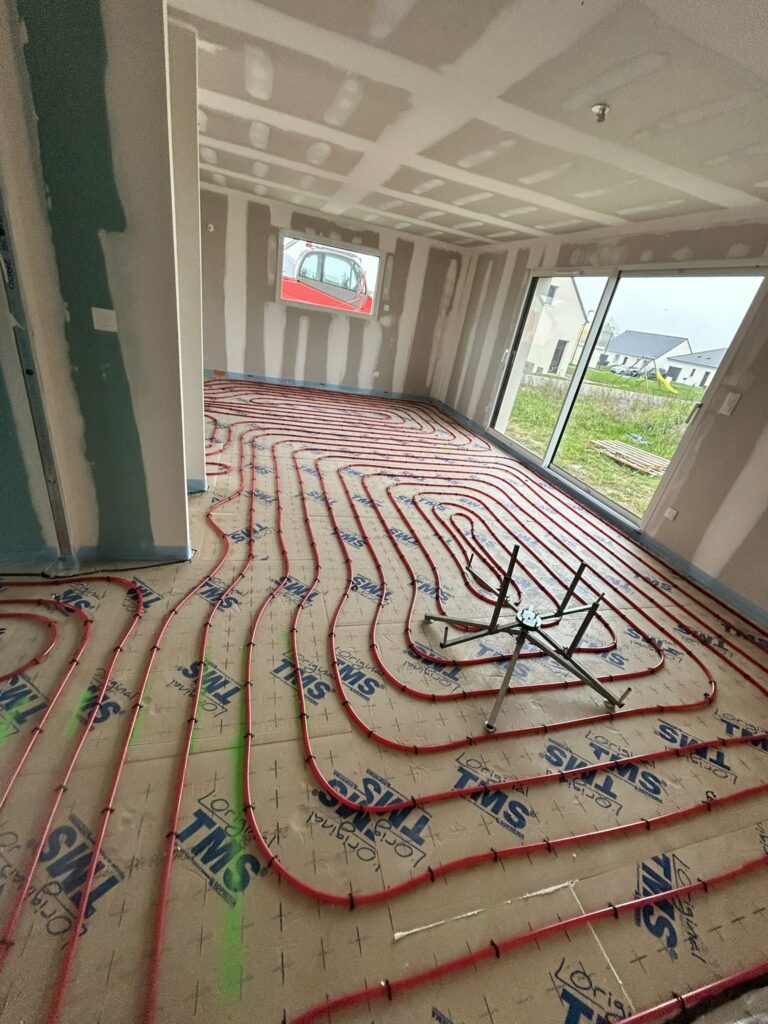 Plancher chauffant posé dans le séjour d'une maison neuve à Frénouville